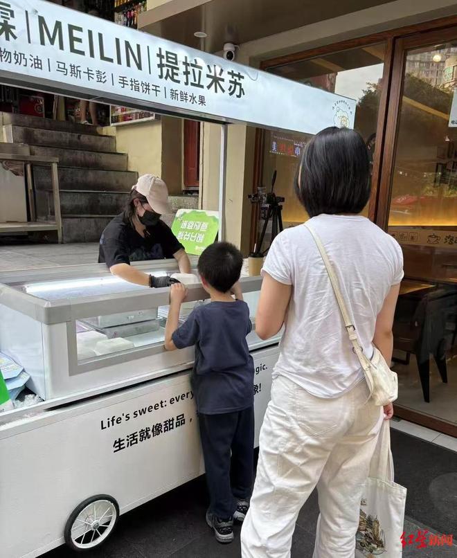 近况曝光！摆摊卖甜品想踏出重生第一步麻将胡了2试玩“重庆姐弟坠亡案”妈妈(图3)