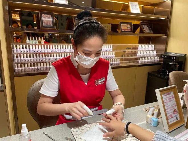 口吃海某捞花了217撕破了穷人的困境！麻将胡了试玩平台“没钱别硬装！”一家三(图1)